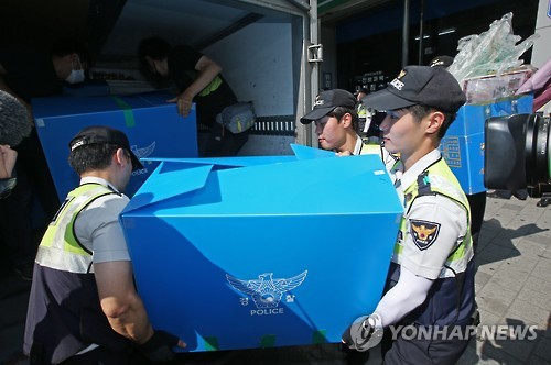 지난 7월 15일 서울 종로구 효제동에 위치한 시민단체 '자주통일과 민주주의를 위한 코리아연대' 사무실에서 경찰관들이 압수수색 하였다.