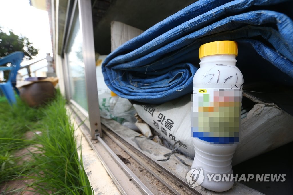 경북 상주에 있는 '농약 사이다' 음독사건의 피의자 집 창고 모습.(연합뉴스 자료사진)
