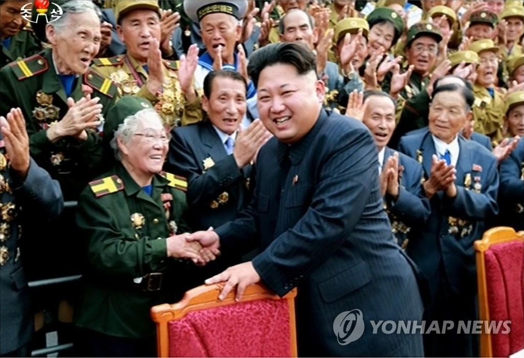 북한 김정은, 노병대회 참가자들과 기념사진