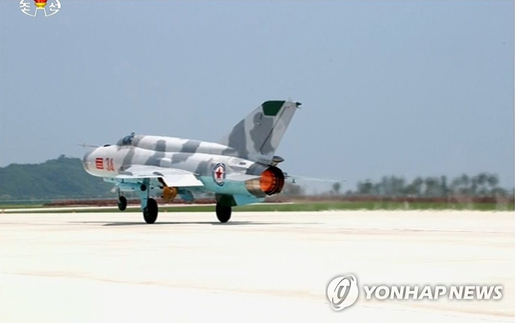 북한 미그-21 전투기