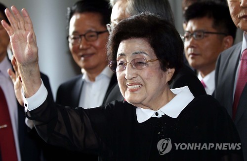 취재진 향해 손 흔드는 이희호 여사