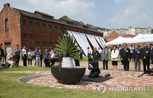추모비 앞 무릎꿇은 하토야마 전 일본 총리
