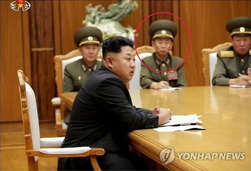 북한 당중앙군사위 비상확대회의에 참석한 김춘삼
(서울=연합뉴스) 북한이 20일 서부전선에서 벌어진 남북한 포격 사태의 대응책을 논의한 노동당 중앙군사위원회 비상확대회의에 군 고위 간부들이 총출동한 것으로 21일 확인됐다. 조선중앙TV가 보도한 회의 장면에는 황병서 군 총정치국장, 박영식 인민무력부장, 리영길 총참모장, 김원홍 국가안전보위부장, 김영철 정찰총국장, 조경철 보위사령관 등 군 고위간부들이 대거 참석했다. 총참모부 제1부총참모장 겸 작전국장을 맡았으나 최근 교체된 것으로 알려진 김춘삼(빨간 원)도 회의에 모습을 드러냈다. 지난 4월 이후 공개석상에 등장하지 않아 좌천 가능성이 제기됐던 김춘삼은 '상장'에서 '중장'으로 강등된 것이 확인됐으나 어떤 직함을 맡았는지는 정확히 알려지지 않았다. 2015.8.21
nkphoto@yna.co.kr