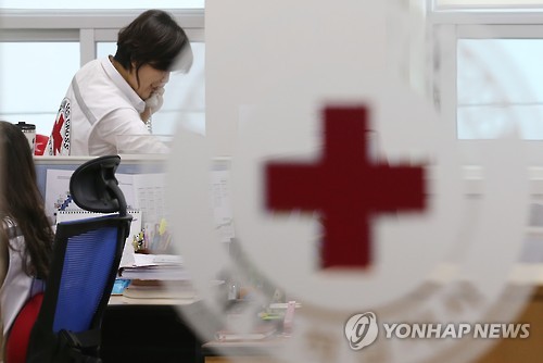 상봉 문의, 분주한 적십자사