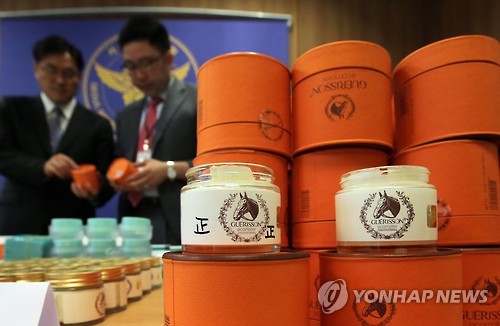사진은 지난 2015년 서울 원효로 1가 관광경찰대에서 공개된 가짜 '마유크림'과 왼쪽은 진품 마유크림. <<연합뉴스 자료사진>>