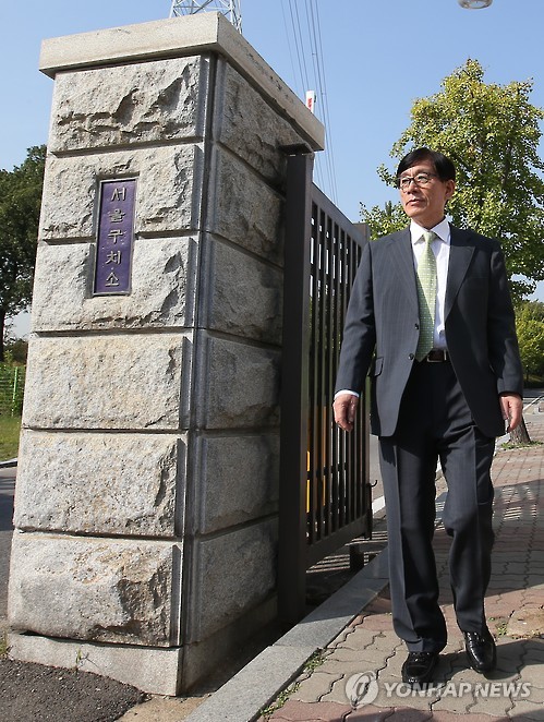 원세훈 전 국정원장, 구속 240일 만에 보석 석방