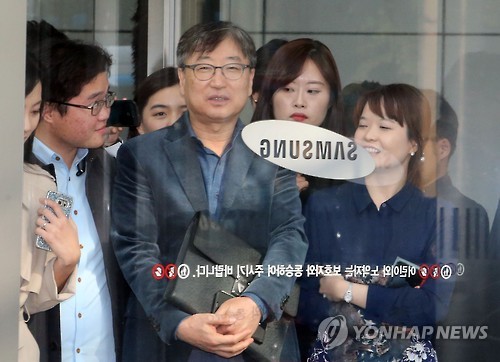 기자 질문에 답하는 윤부근 삼성전자 사장