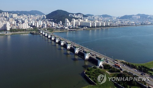 개방 논의가 한창 진행중인 낙동강 하굿둑(연합뉴스 자료사진)