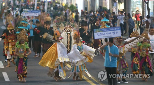 화려한 탐라문화제 거리 퍼레이드