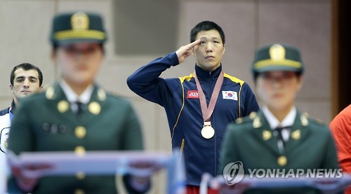 금메달 리스트의 거수경례