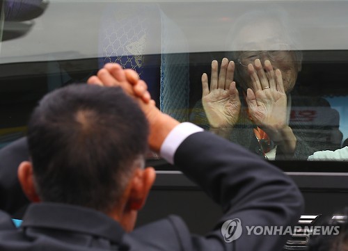 <이산상봉> 마지막 인사 나누는 이산가족들
