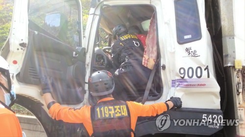 중부내륙고속도 5중 추돌…5명 사상