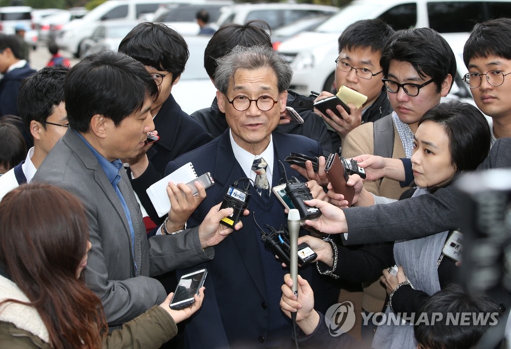 '성추행 논란' 최몽룡 교수 집필진 사퇴