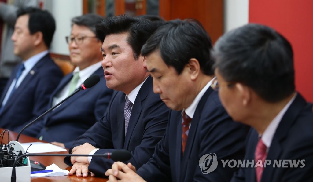 19대 국회 마지막 정기국회의 주요 현안을 놓고 협상을 벌이는 여야 원내재도부 회동이 지난 17일 국회 새누리당 원내대표실에서 열렸다. 새누리당 원유철 원내대표가 모두발언하고 있다.