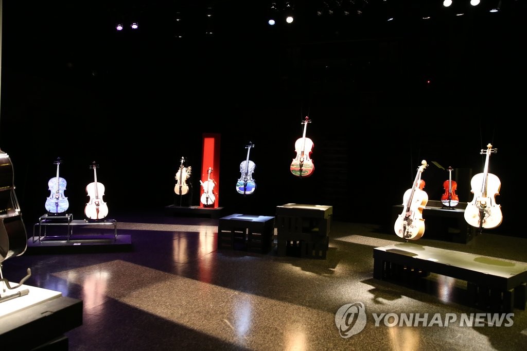 이색 첼로 전시회