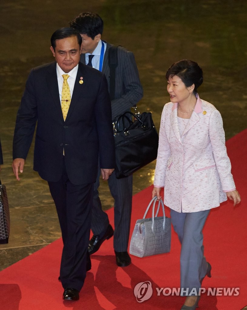 태국 총리와 대화하는 박 대통령