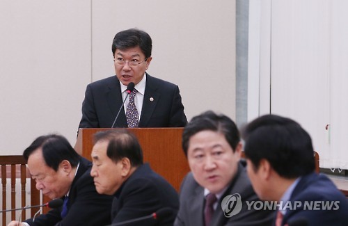 외통위에서 한중FTA 비준안 의결 후 인사말하는 윤상직