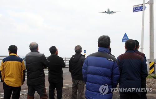 제주공항 도착 항공기 바라보는 제2공항 입지주민