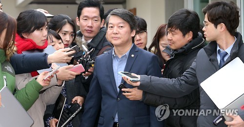 취재진 질문 받는 안철수 전 대표