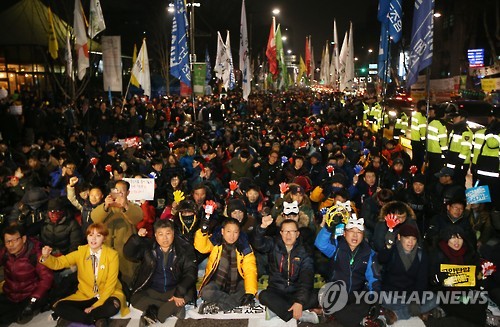 행진 마치고 구호 외치는 민중총궐기 참가자들