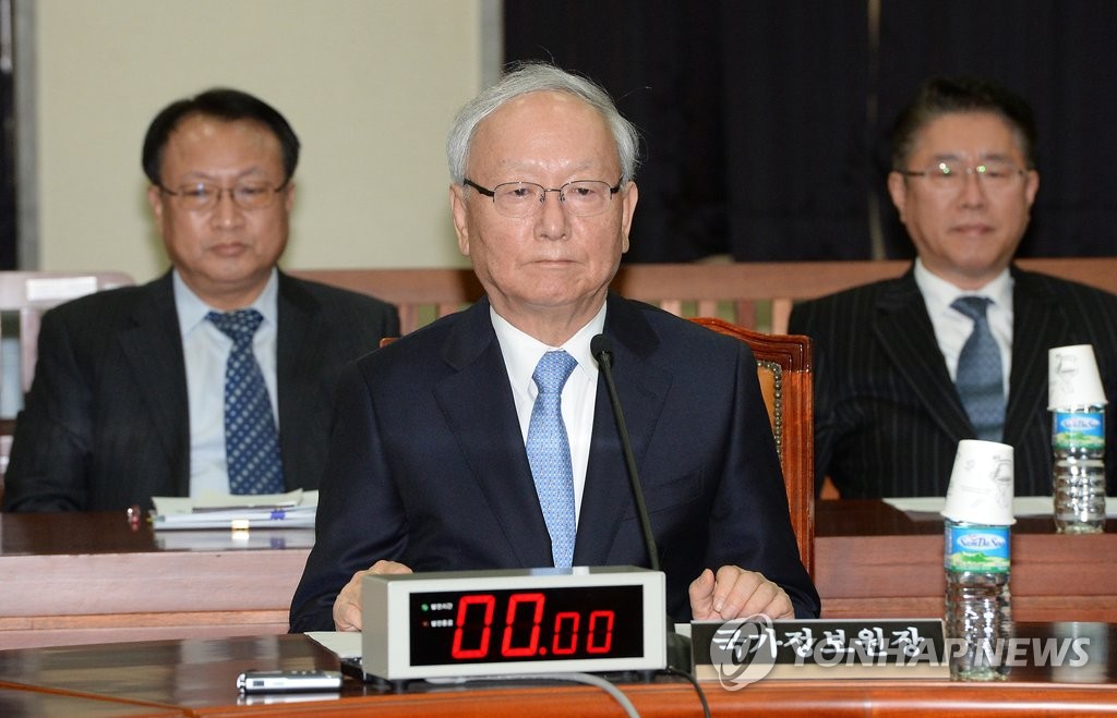 어제 이병호 국정원장과 간부들이 참가한 국회 정보위원회 전체회의가 열렸다.