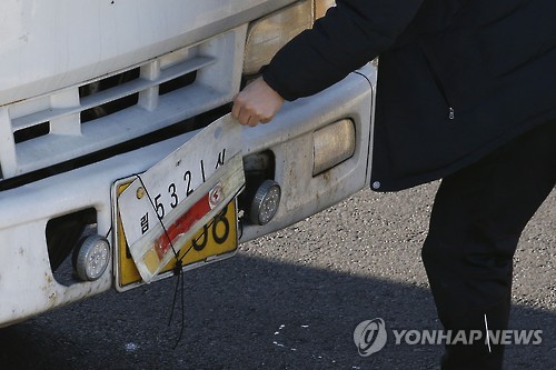 입경하는 개성공단 차량