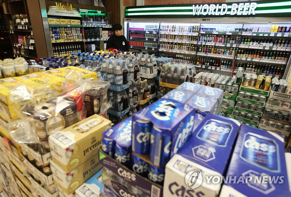 대형마트에 진열된 맥주 [연합뉴스 자료사진]