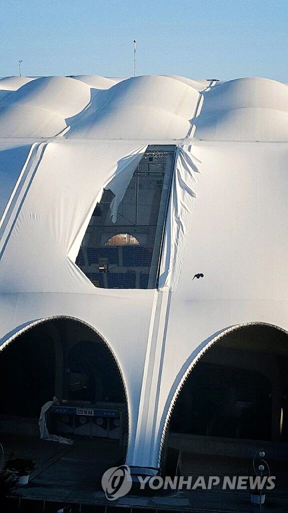 지붕 찢어진 부산 아시아드 주경기장