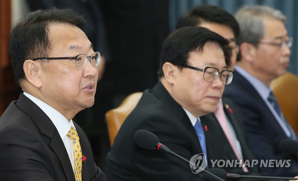 첫 경제관계장관회의 주재하는 유일호 부총리(자료사진)