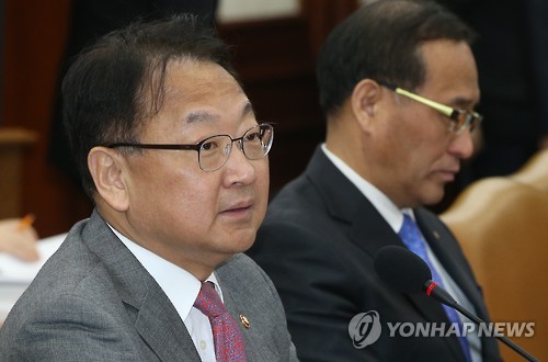 3일 열린 경제관계장관회의에서 유일호 경제부총리 겸 기획재정부 장관은 경기 부양 대책등을 논의 했다.