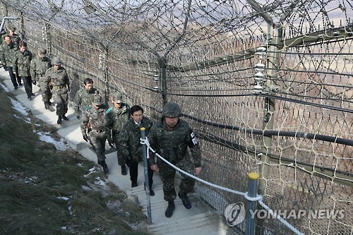 중부전선 철책 순시하는 황교안 총리