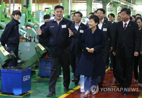 자동차 부품생산 현장 방문한 박 대통령