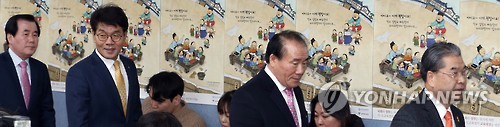 누리 과정 기자회견장 들어서는 교육감들