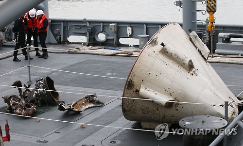 11일 해군은 북한의 장거리 로켓(미사일) 1단 추진체로 추정되는 물체를 인양해서 언론에 공개했다.