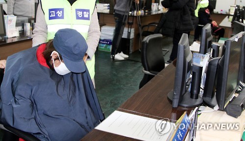 조사받는 경남 고성 '큰딸' 암매장 가담 피의자들