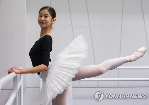 포즈 취하는 이은서