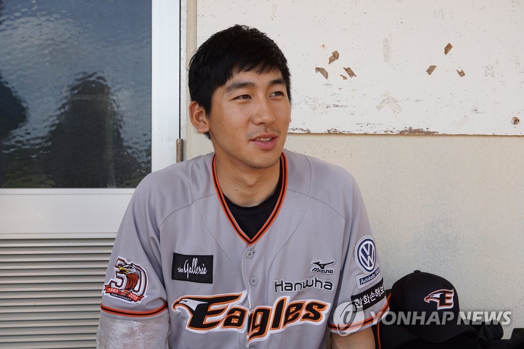 인터뷰하는 한화 김재영
