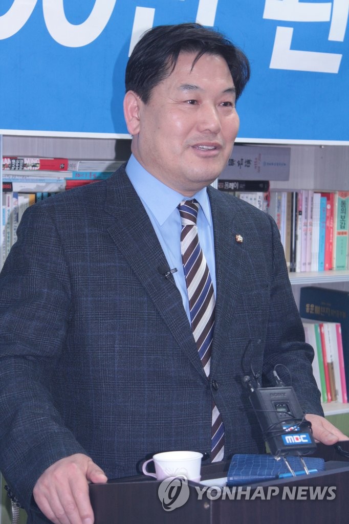 착잡한 표정의 홍의락 의원