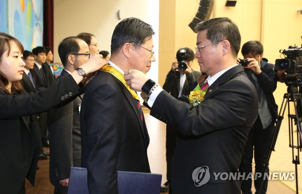 국민훈장 동백장 받는 이영구 전 권익위 비상임위원