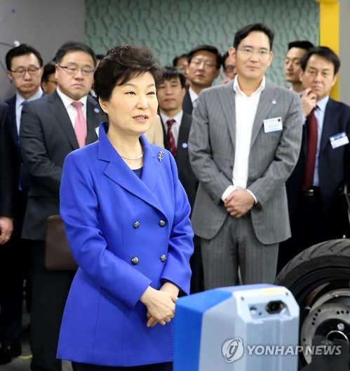 전시관 둘러보는 박 대통령