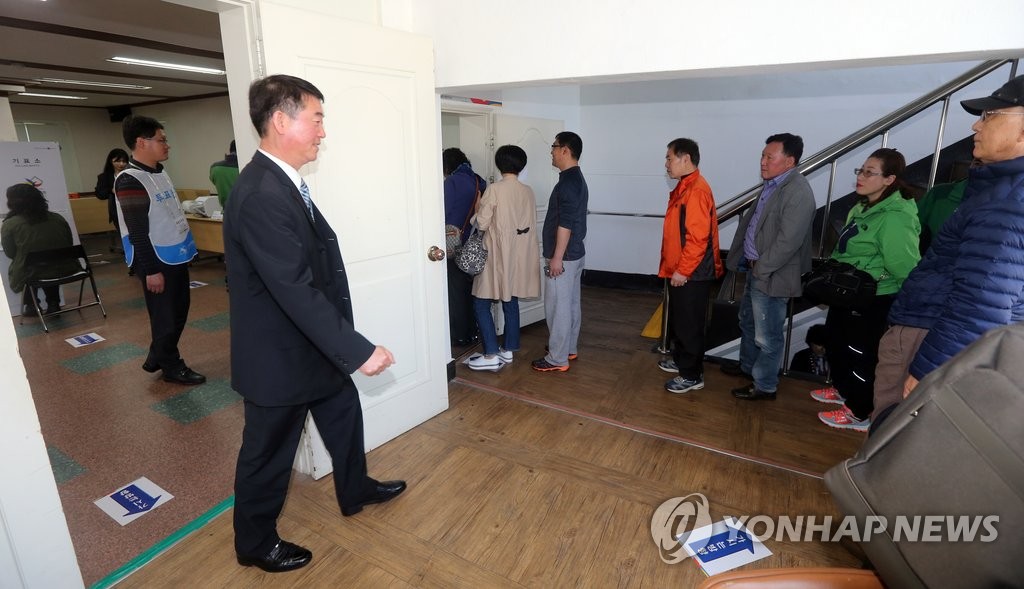 <총선> 투표소 밖에 늘어선 줄
