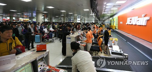 수속 승객으로 붐비는 제주공항