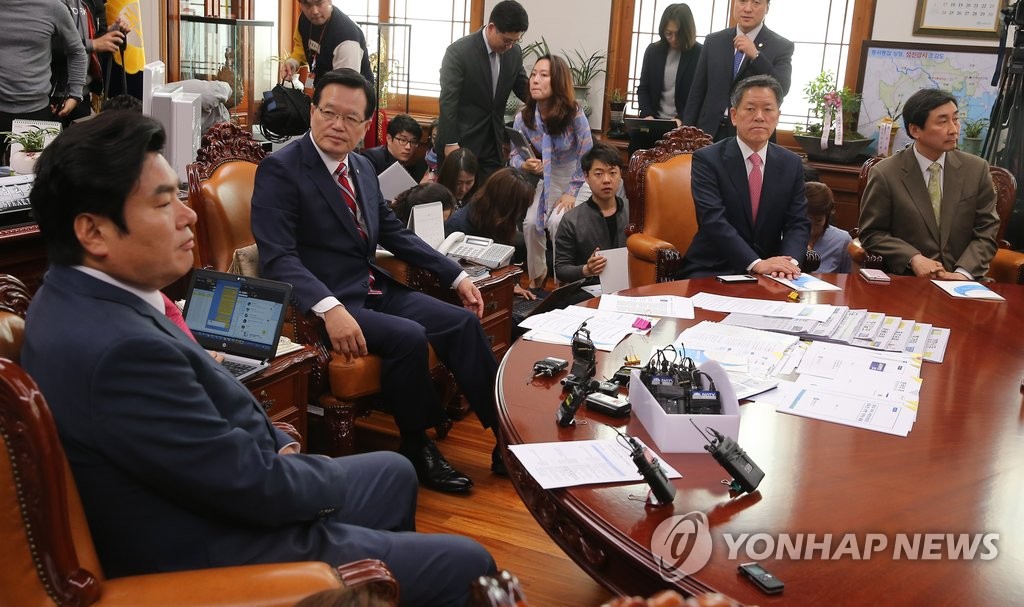 '여소야대' 만든 총선 후 첫 3당 회동, 국민의당이 '상전' - 4