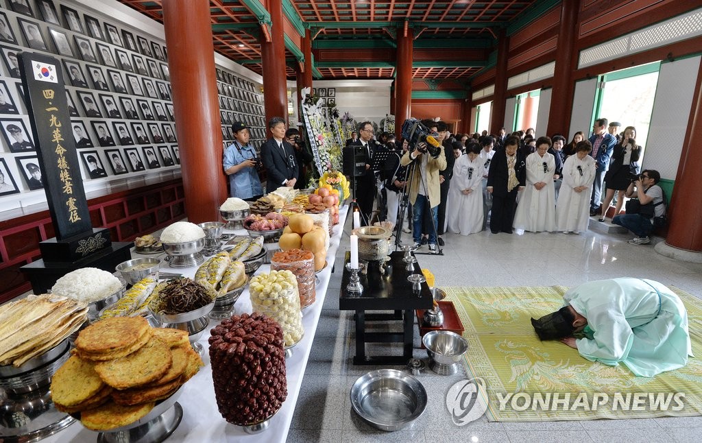 절하는 정중섭 4.19유족회장