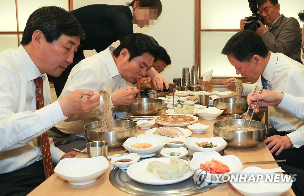 냉면 먹는 여야 3당 원내대표