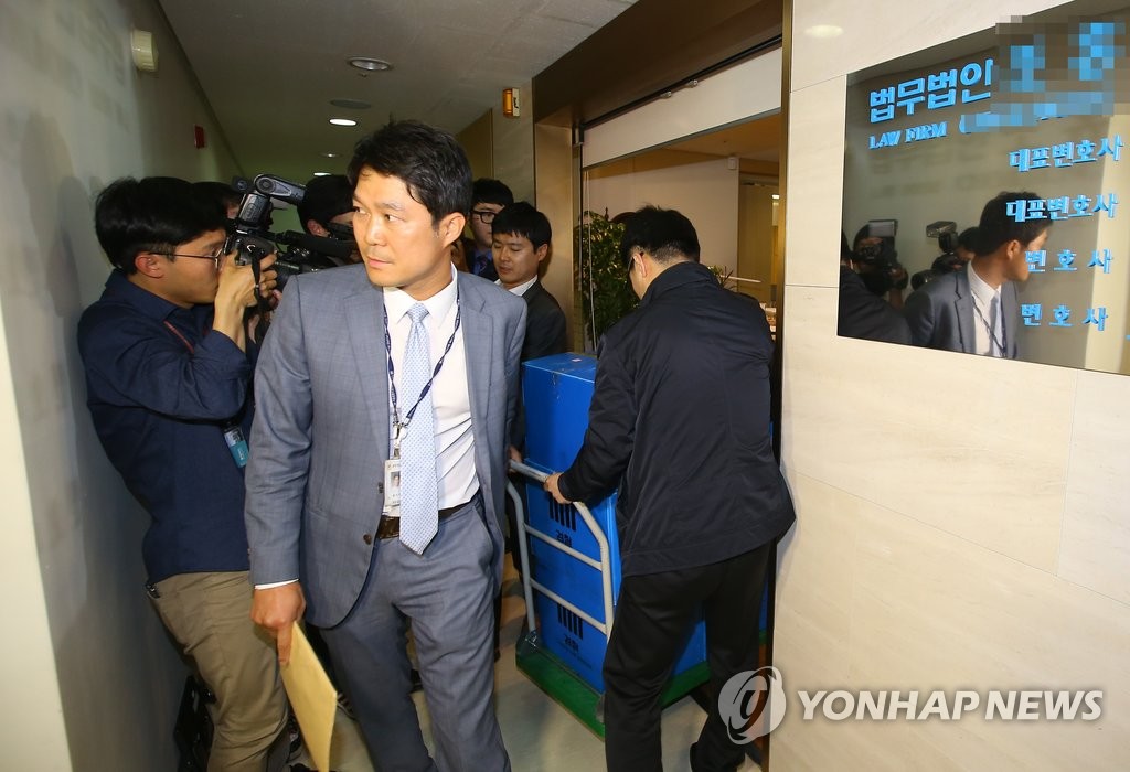 전관로비 의혹' 검사장 출신 변호사 자택 등 압수수색
