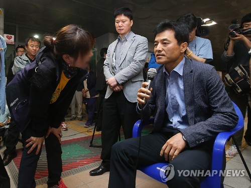 유가족에게 해명하는 단원고 교장