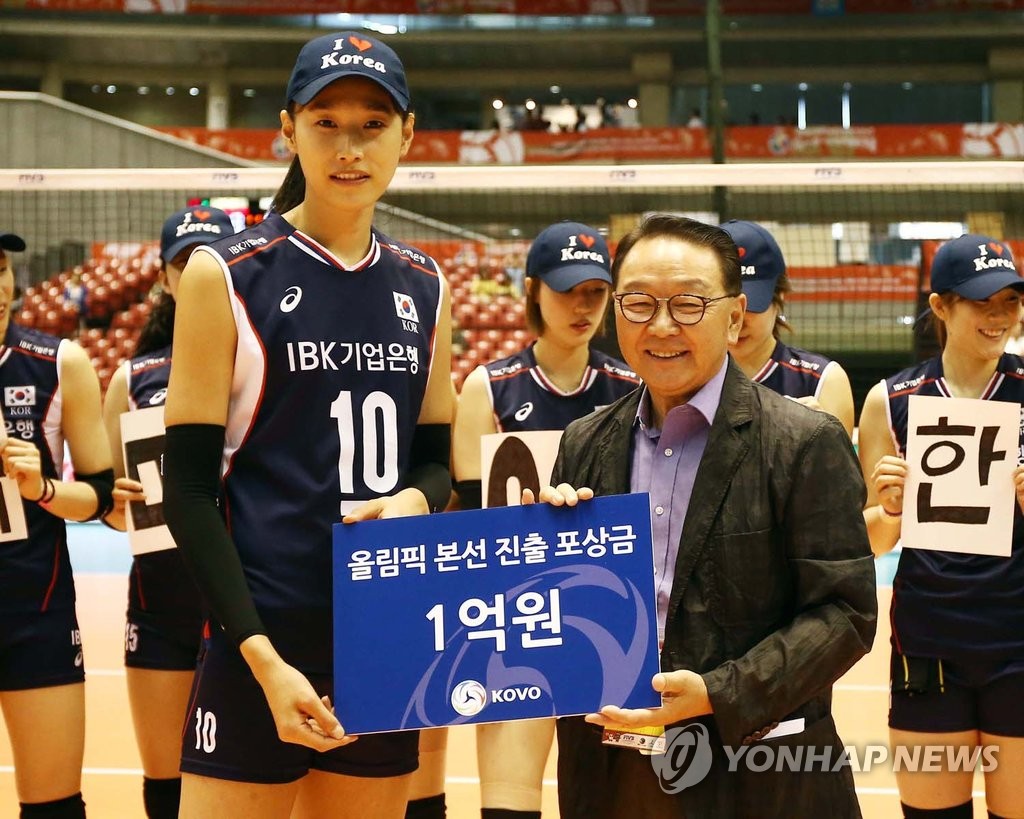 KOVO 총재, 여자배구 대표팀에 포상금 1억원 전달