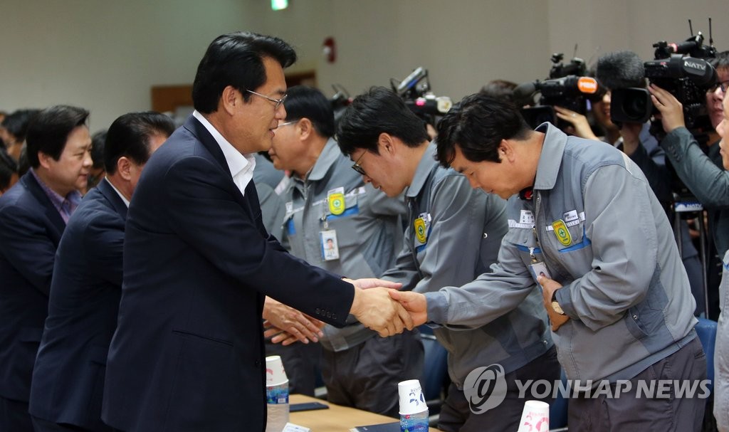 조선소 협력사 대표와 악수 나누는 정진석