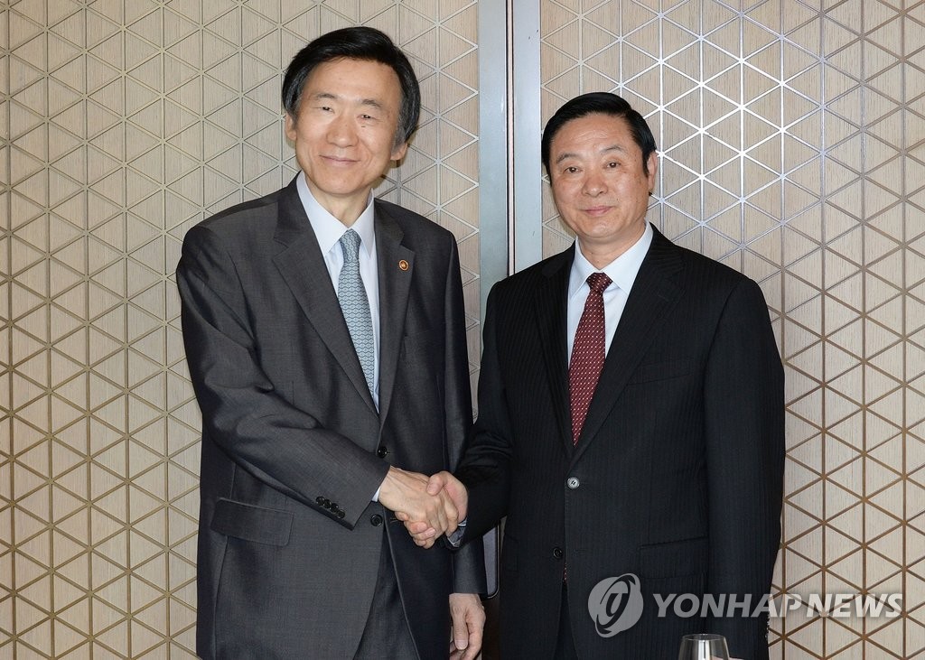 류치바오와 윤병세 악수